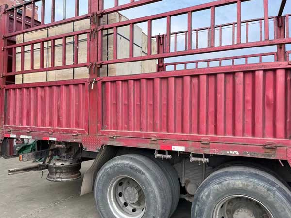 兩臺120型榨油機發往港口出口國外 兩臺120型榨油機發往港口出口國外